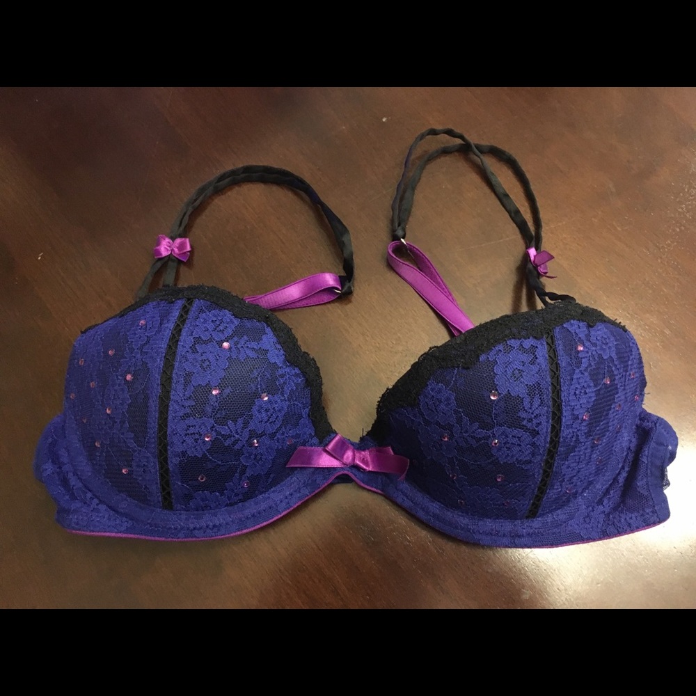 34B VS Sexy Little Things